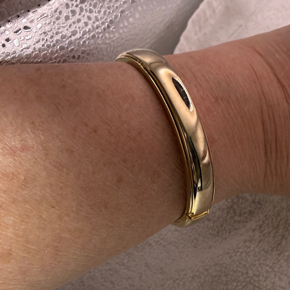 Elegant Gold-Tone Bracelet & Silver toned chain “New York” 2” diameter bracelet